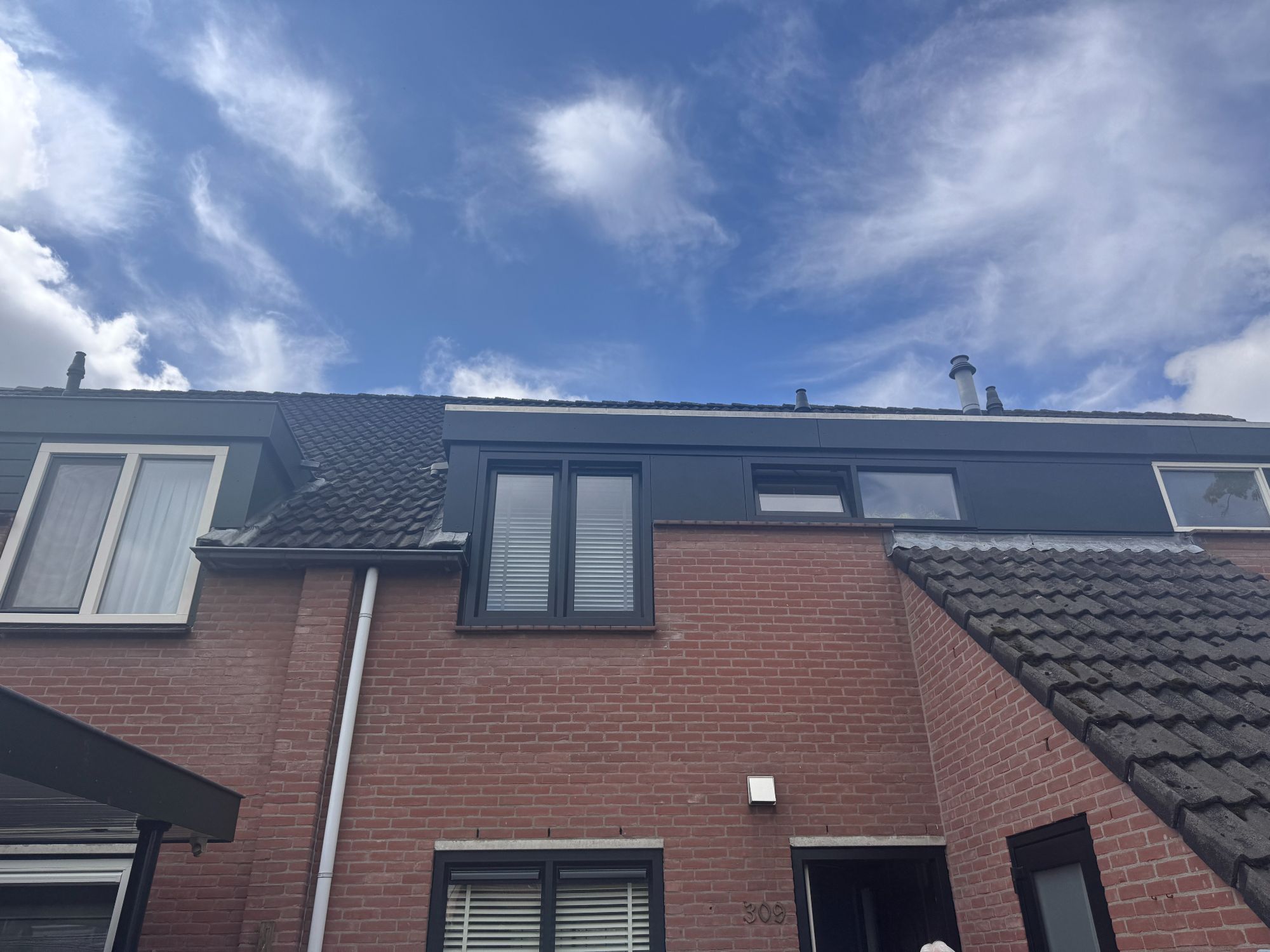 Voorgevelrenovatie monumentumgroene kozijnen (15).jpeg