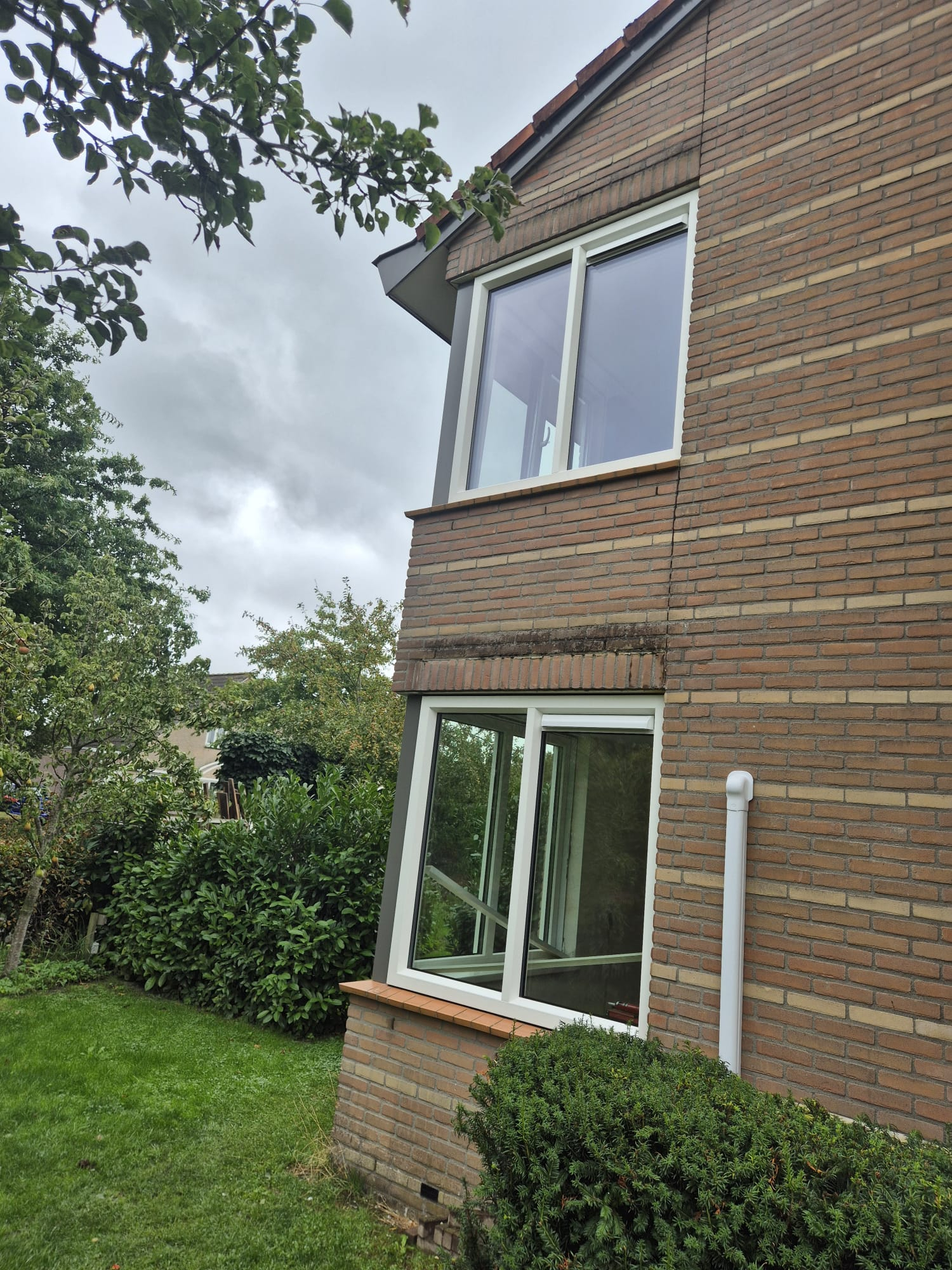 Renovatie met wit en kwartsgrijs generfde kozijnen Twello (7).jpeg
