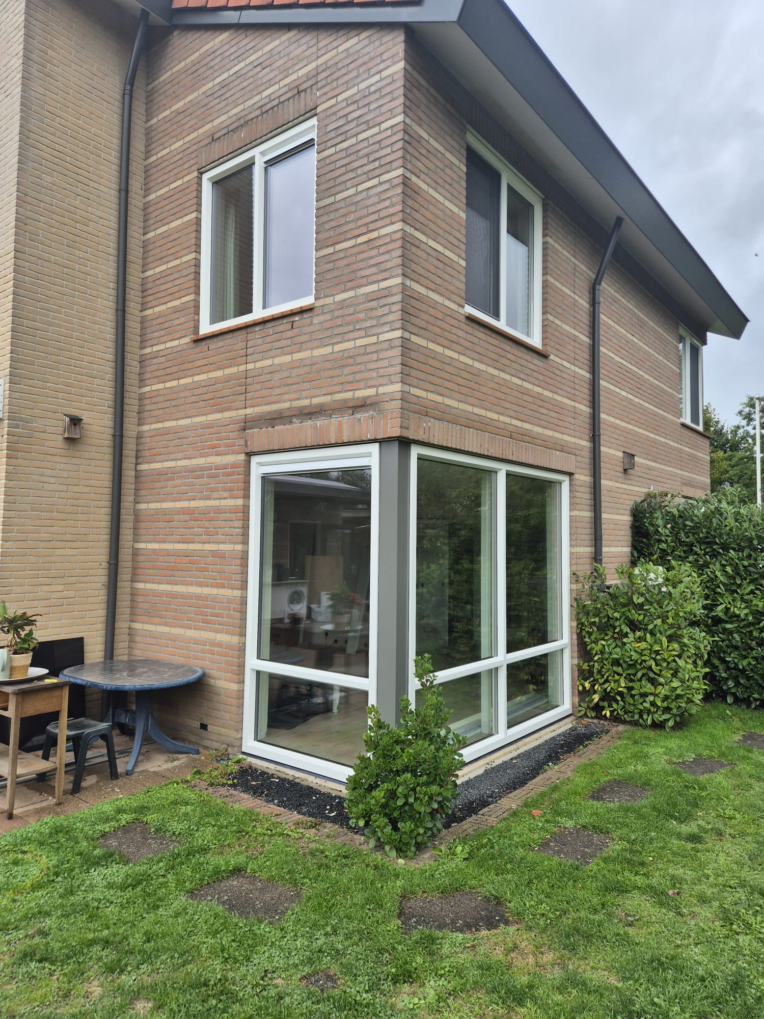 Renovatie met wit en kwartsgrijs generfde kozijnen Twello (3).jpeg