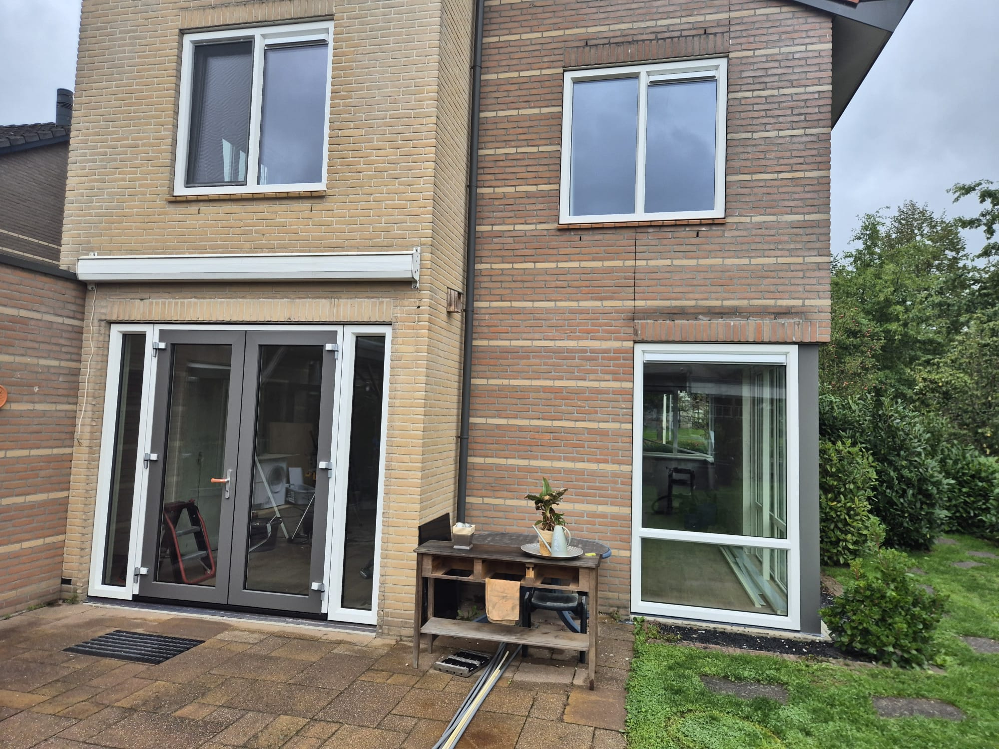 Renovatie met wit en kwartsgrijs generfde kozijnen Twello (2).jpeg