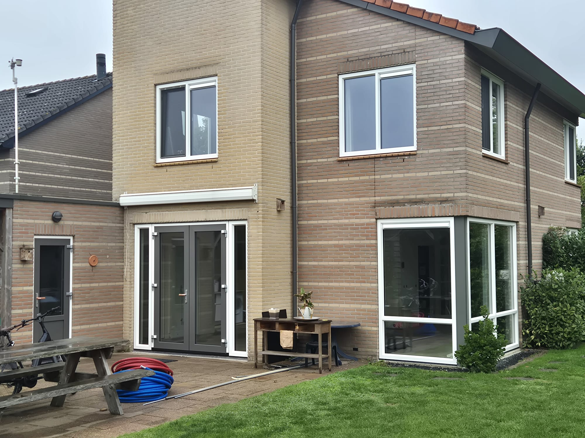 Renovatie met wit en kwartsgrijs generfde kozijnen Twello.jpeg