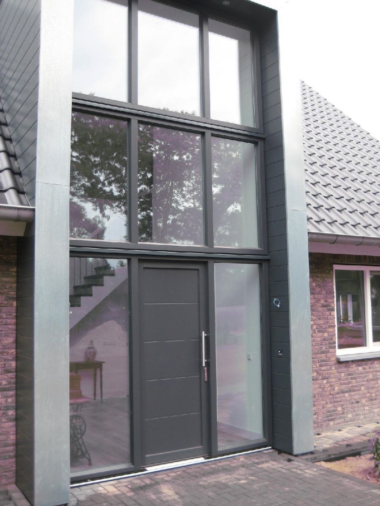 Moderne voordeur grijs