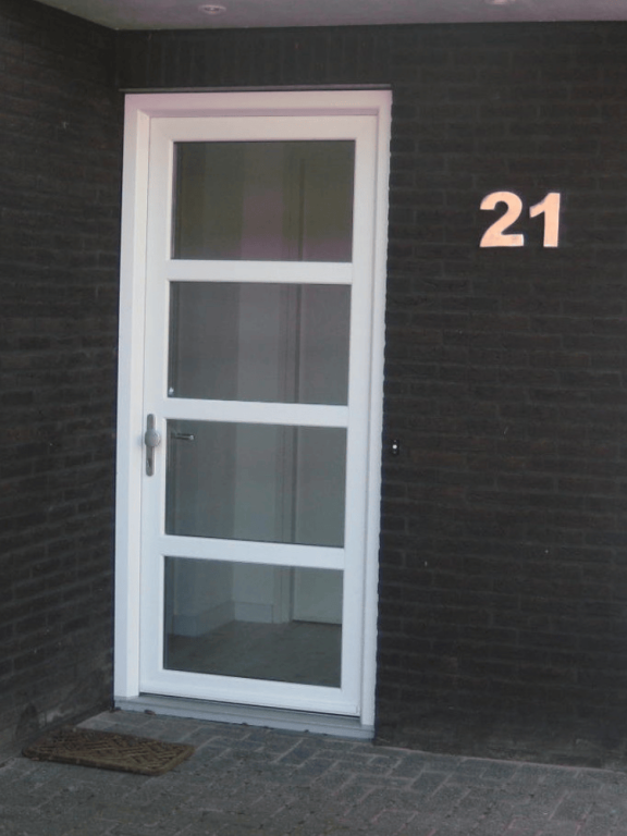 Witte kunststof voordeur met 4 glasdelen