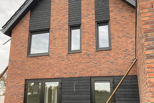 Nieuwbouwwoning_met_zwarte_tuindeuren-cf997869.jpg