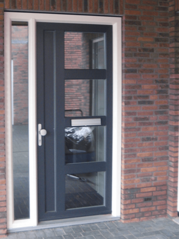 Kunststof voordeur wit kozijn met grijze deur