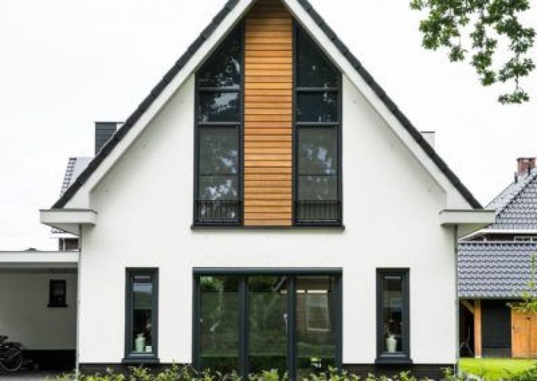 Woning met kunststof kozijnen in antracietgrijs