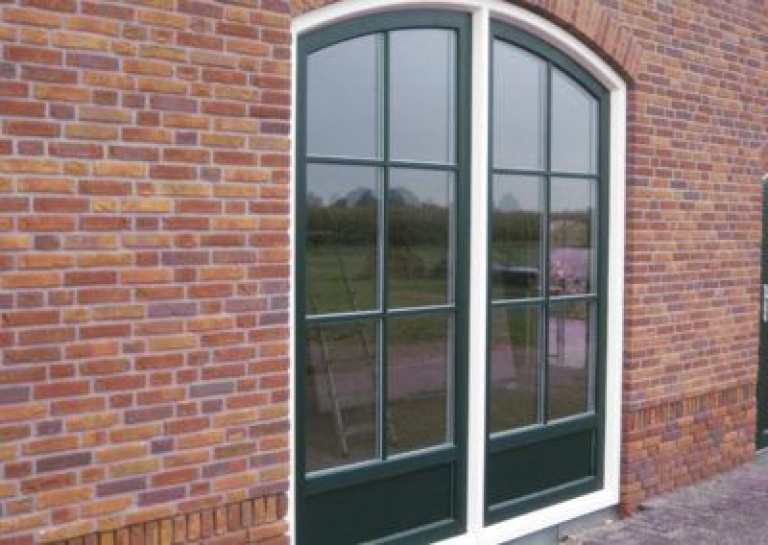 Woning met kunststof kozijnen in de kleuren wit en monumentgroen