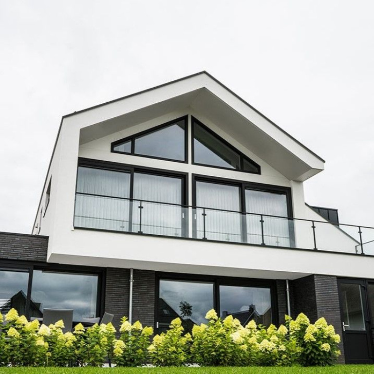 Moderne woning met strakke kunststof kozijnen